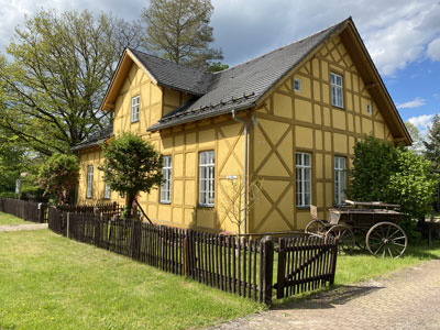 Alte Schule, Seitenansicht mit historischem Wagen
