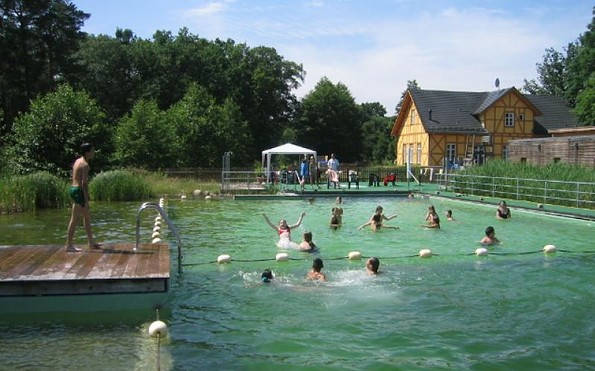 Bio-Badeteich mit Schwimmern