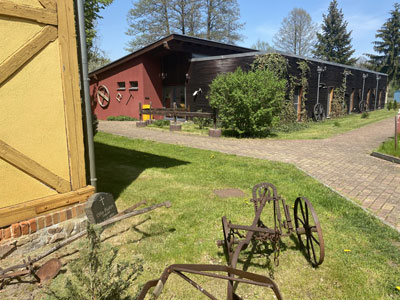Gästehaus mit historischem Pflug im Vordergrund