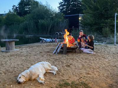 Lagerfeuer am Strand am Abend